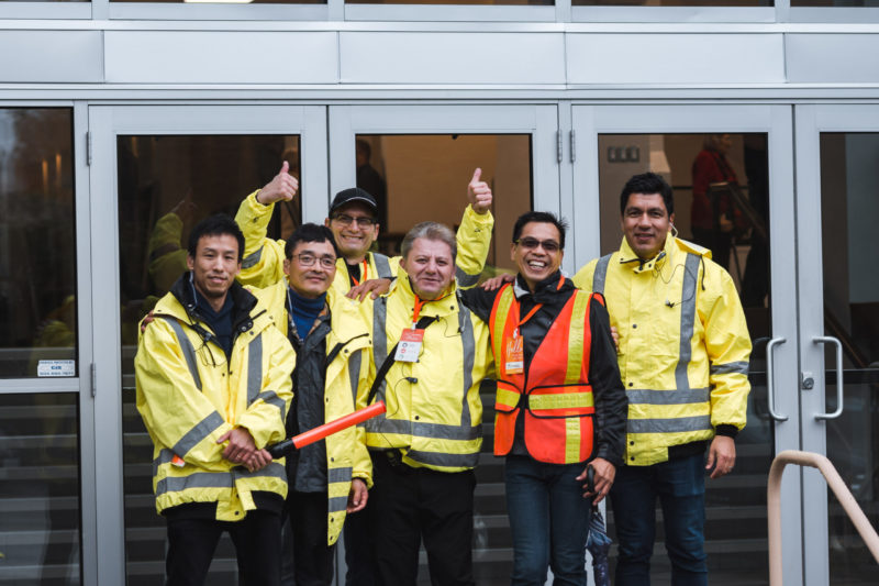 Voluntarios ayudando en el aparcamiento